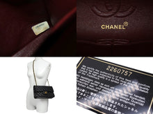 Load image into Gallery viewer, 極美品 CHANEL シャネル チェーンショルダーバッグ マトラッセ23 Wフラップ ラムスキン 2番台 ブラック ゴールド 中古 66029