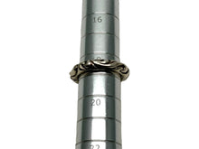 Load image into Gallery viewer, CHROME HEARTS クロムハーツ スクロールバンド リング 指輪 サイズ18.5号 重量10.920g シルバ−925 1994 刻印 美品 中古 66145