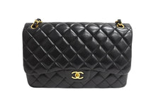 Load image into Gallery viewer, 極美品 CHANEL シャネル チェーンショルダーバッグ ラムスキン マトラッセ30 Wフラップ ブラックゴールド金具 24番台 中古 66164