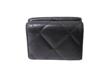 Load image into Gallery viewer, CHANEL シャネル 19 三つ折り財布 ココマーク AP1789 ラムスキン マトラッセ ゴールド金具 ブラック 美品 中古 66334