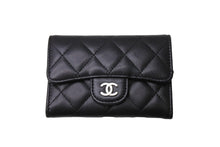 Load image into Gallery viewer, CHANEL シャネル カードケース ココマーク フラップ 25番台 ラムスキン マトラッセ シルバー金具 ブラック 美品 中古 66335