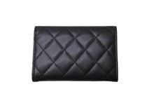 Load image into Gallery viewer, CHANEL シャネル カードケース ココマーク フラップ 25番台 ラムスキン マトラッセ シルバー金具 ブラック 美品 中古 66335