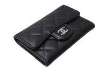 Load image into Gallery viewer, CHANEL シャネル カードケース ココマーク フラップ 25番台 ラムスキン マトラッセ シルバー金具 ブラック 美品 中古 66335