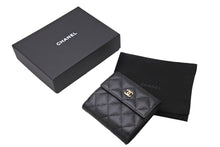 Load image into Gallery viewer, 極美品 CHANEL シャネル タイムレス クラシックライン コンパクトウォレット 財布 マトラッセ ココマーク キャビアスキン 中古 66340