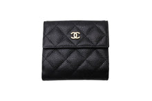 Load image into Gallery viewer, 極美品 CHANEL シャネル タイムレス クラシックライン コンパクトウォレット 財布 マトラッセ ココマーク キャビアスキン 中古 66340