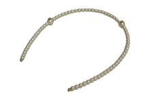 Load image into Gallery viewer, CHANEL シャネル ココマーク フェイクパールカチューシャ ヘアアクセサリー ホワイト ゴールド 美品 中古 66342