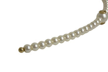 Load image into Gallery viewer, CHANEL シャネル ココマーク フェイクパールカチューシャ ヘアアクセサリー ホワイト ゴールド 美品 中古 66342
