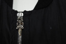 Load image into Gallery viewer, CHROME HEARTS クロムハーツ PAPA V2 ベスト サイズL ダガージップ スクロールタグ シルク コットン シルバー925 美品 中古 66353