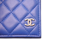Load image into Gallery viewer, CHANEL シャネル カードケース 22番台 ココマーク ラムスキン キルティング ブルー シルバー金具 美品 中古 66427
