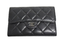 Load image into Gallery viewer, CHANEL シャネル マトラッセ 二つ折り財布 フラップウォレット 10番台 ココマーク ブラック ラムスキン 良品 中古 66484