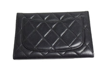 Load image into Gallery viewer, CHANEL シャネル マトラッセ 二つ折り財布 フラップウォレット 10番台 ココマーク ブラック ラムスキン 良品 中古 66484