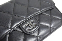 Load image into Gallery viewer, CHANEL シャネル マトラッセ 二つ折り財布 フラップウォレット 10番台 ココマーク ブラック ラムスキン 良品 中古 66484
