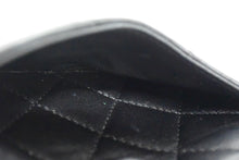 Load image into Gallery viewer, CHANEL シャネル マトラッセ 二つ折り財布 フラップウォレット 10番台 ココマーク ブラック ラムスキン 良品 中古 66484