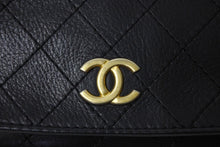 Load image into Gallery viewer, CHANEL シャネル Wフラップ マトラッセ ショルダーバッグ ココマーク 24番台 ラムスキン ブラック ゴールド金具 美品 中古 66510