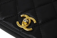 Load image into Gallery viewer, 極美品 CHANEL シャネル マトラッセ チェーンショルダーバッグ 31番台 ラムスキン ブラック マッドゴールド金具 中古 66520