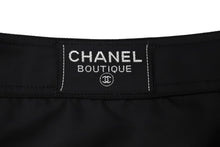 Load image into Gallery viewer, CHANEL シャネル 巻き スカート ブラック 黒 アクリル ココマーク ココボタン ロゴ PO8617 C97 サイズ38 美品 中古 66563