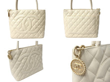 Load image into Gallery viewer, CHANEL シャネル 復刻トートバッグ ハンドバッグ ココマーク 6番台 キャビアスキン アイボリー ゴールド金具 良品 中古 66573