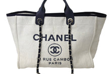 Load image into Gallery viewer, CHANEL シャネル ドーヴィルGM チェーン トートバッグ ハンドバッグ 25番台 ココマーク ホワイト ネイビー 美品 中古 66604