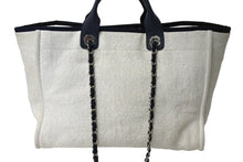 Load image into Gallery viewer, CHANEL シャネル ドーヴィルGM チェーン トートバッグ ハンドバッグ 25番台 ココマーク ホワイト ネイビー 美品 中古 66604