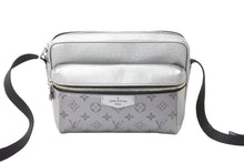 Load image into Gallery viewer, 極美品 LOUIS VUITTON ルイヴィトン アウトドア メッセンジャー ショルダーバッグ M30830 タイガラマ モノグラム シルバー 中古 66630