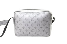 Load image into Gallery viewer, 極美品 LOUIS VUITTON ルイヴィトン アウトドア メッセンジャー ショルダーバッグ M30830 タイガラマ モノグラム シルバー 中古 66630