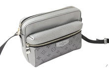 Load image into Gallery viewer, 極美品 LOUIS VUITTON ルイヴィトン アウトドア メッセンジャー ショルダーバッグ M30830 タイガラマ モノグラム シルバー 中古 66630