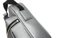 Load image into Gallery viewer, 極美品 LOUIS VUITTON ルイヴィトン アウトドア メッセンジャー ショルダーバッグ M30830 タイガラマ モノグラム シルバー 中古 66630