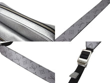 Load image into Gallery viewer, 極美品 LOUIS VUITTON ルイヴィトン アウトドア メッセンジャー ショルダーバッグ M30830 タイガラマ モノグラム シルバー 中古 66630