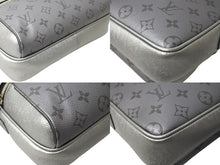 Load image into Gallery viewer, 極美品 LOUIS VUITTON ルイヴィトン アウトドア メッセンジャー ショルダーバッグ M30830 タイガラマ モノグラム シルバー 中古 66630