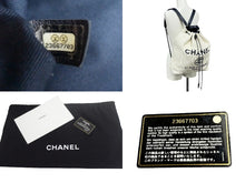 Load image into Gallery viewer, CHANEL シャネル ドーヴィル 巾着バックパック リュックサック ロゴ 23番台 ネイビー ホワイト 美品 中古 66641