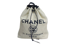 Load image into Gallery viewer, CHANEL シャネル ドーヴィル 巾着バックパック リュックサック ロゴ 23番台 ネイビー ホワイト 美品 中古 66641