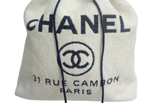 Load image into Gallery viewer, CHANEL シャネル ドーヴィル 巾着バックパック リュックサック ロゴ 23番台 ネイビー ホワイト 美品 中古 66641