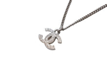 Load image into Gallery viewer, 極美品 CHANEL シャネル ココマーク ラインストーン ネックレス C11V シルバー メタル アクセサリー 小物 ジュエリー ロゴ 中古 66659