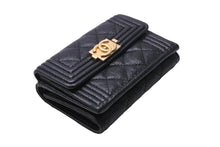 Load image into Gallery viewer, CHANEL シャネル ボーイシャネル 三つ折り財布 26番台 コンパクトウォレット キルティング ココマーク ブラック 美品 中古 66733