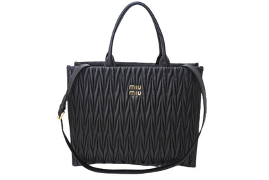 極美品 MIUMIU ミュウミュウ マテラッセ トートバッグ 5BG255 N88 F0002 ラムスキン ロゴプレート ブラック ゴールド金具 中古 66933