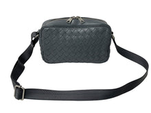 Load image into Gallery viewer, 極美品 BOTTEGAVENETA ボッテガヴェネタ イントレチャート カメラ バッグ ショルダーバッグ 710048 グレー レザー シルバー金具 中古 66949