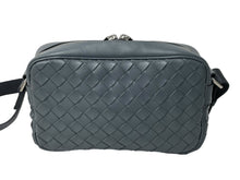 Load image into Gallery viewer, 極美品 BOTTEGAVENETA ボッテガヴェネタ イントレチャート カメラ バッグ ショルダーバッグ 710048 グレー レザー シルバー金具 中古 66949