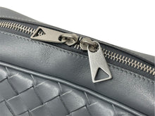 Load image into Gallery viewer, 極美品 BOTTEGAVENETA ボッテガヴェネタ イントレチャート カメラ バッグ ショルダーバッグ 710048 グレー レザー シルバー金具 中古 66949