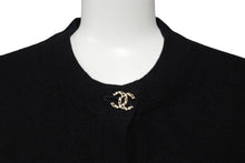 Load image into Gallery viewer, 極美品 CHANEL シャネル ニット ワンピース カーディガン P73485K10530 ボタン サイズ36 カシミヤ ブラック ゴールド 中古 67001