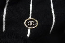 Load image into Gallery viewer, 極美品 CHANEL シャネル セーター P74734K10713 サイズ38 カシミヤ ストライプ ココマーク ボタン 刺繍 ブラック 中古 67004