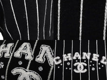 Load image into Gallery viewer, 極美品 CHANEL シャネル セーター P74734K10713 サイズ38 カシミヤ ストライプ ココマーク ボタン 刺繍 ブラック 中古 67004