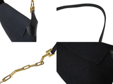 Load image into Gallery viewer, GUCCI グッチ タイガーヘッド ワンショルダーバッグ 001 4113 イタリア製 GGキャンバス レザー ブラック ゴールド金具 美品 中古 67014