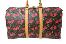 Load image into Gallery viewer, LOUIS VUITTON ルイヴィトン モノグラムチェリー キーポル45 ボストンバッグ M95011 村上隆 レッド ブラウン ロゴ 旅行バッグ 美品 中古 67018