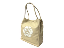 Load image into Gallery viewer, CHANEL シャネル トートバッグ ロゴ カメリア ロゴ 7番台 フランス製 レザー ベージュ ゴールド金具 美品 中古 67037