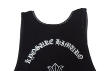 Load image into Gallery viewer, CHROME HEARTS クロムハーツ × 氷室京介 バッククロス プリント タンクトップ ブラック コットン ロゴ サイズM 美品 中古 67071