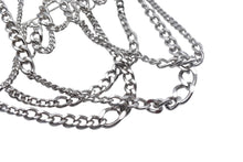 Load image into Gallery viewer, 極美品 CHANEL シャネル ロゴ チェーン ブローチ 06P シルバー メタル ジュエリー アクセサリー 小物 シルバー金具 中古 67294
