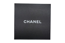 Load image into Gallery viewer, 極美品 CHANEL シャネル ロゴ チェーン ブローチ 06P シルバー メタル ジュエリー アクセサリー 小物 シルバー金具 中古 67294