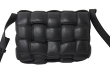 Load image into Gallery viewer, BOTTEGAVENETA ボッテガヴェネタ ショルダーバッグ パデッド カセット イントレチャート 591970 VCQR1 8425 シルバー金具 ブラック 美品 中古 67342