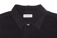 Load image into Gallery viewer, BALENCIAGA バレンシアガ デニムジャケット ロゴ ラインストーン 571449 TEW05 イタリア製 コットン ブラック サイズ34 美品 中古 67393