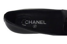 Load image into Gallery viewer, CHANEL シャネル ローファ 靴 オペラシューズ フェイクパール ココマーク G30757 パテントレザー 36C G30757 美品 中古 67480